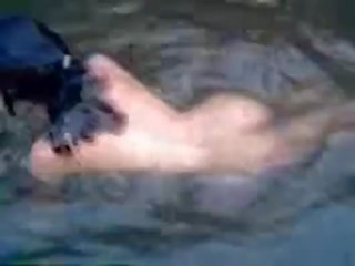 Horký a prsatá amatér dospívající kotě plavání nahý v the řeka - fuckmehard.club