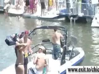 Outrageous ביקיני אפרוחים ב ציבורי סירה מסיבה וידאו