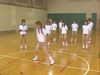 Japonesa adolescentes traning top-less en la gimnasio