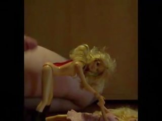 Barbie muñeca follada y cummed en a cuatro patas