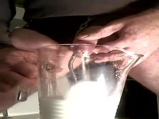 Susu memasukkan di kemaluan laki-laki dan air mani
