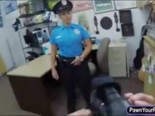 Latina petugas polisi petugas kacau oleh menggadaikan orang