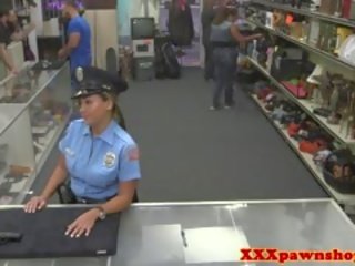 实 pawnshop 性别 同 bigass 警察 在 制服
