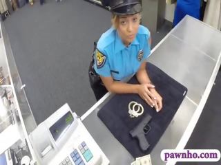 Голям дупе полиция офицер обезкостен от pawn пазач при на pawnshop