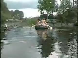 Tres caliente niñas desnuda niñas en la selva en barco para polla hunt
