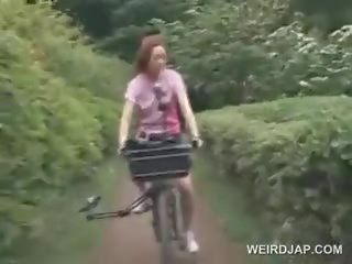 الآسيوية في سن المراهقة sweeties ركوب الخيل bikes مع قضبان اصطناعية في هم cunts