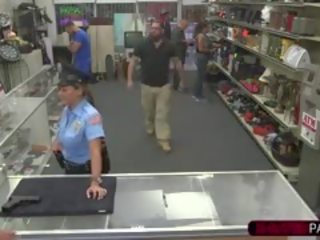 Сексуальна і грудаста поліція офіцер sells її firearm отримує трахкав