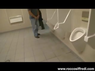 Offentlig toalett faen med barmfager babe