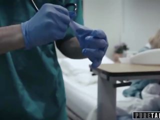 Pure tabu perv medicininis practitioner suteikia paauglys pacientas makštis egzaminas