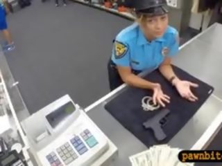 גדול ציצים משטרה קצין pawns שלה כוס ל כסף