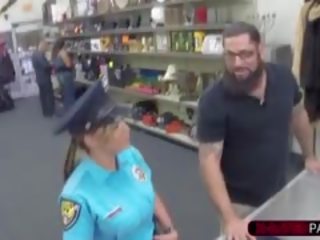 Sexy a prsatá policejní důstojník prodává ji firearm dostane v prdeli