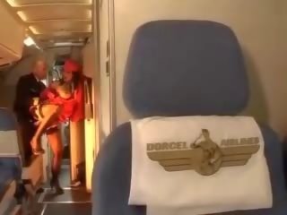 Збуджена стюардеса їде a хуй усередині обидва отвори