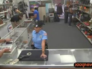 Senhora polícia oficial fodido por pawnkeeper em o loja de penhores