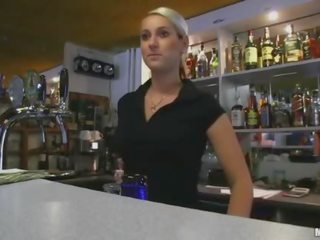 Didelis papai mėgėjiškas bartender payed dulkinimasis