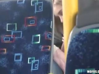 Chico films un pareja teniendo sexo en la autobús
