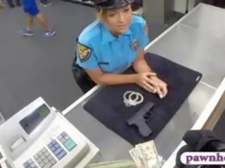 Krūtainas policija virsnieks fucked līdz pawn vīrietis līdz nopelnīt papildus nauda