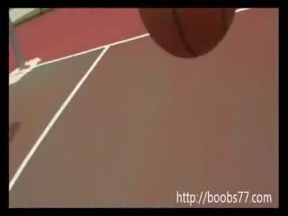 Adorable chica Juggs out on basketball court