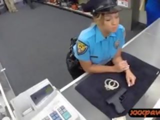 Sra policía oficial consigue su coño follada por pawnkeeper