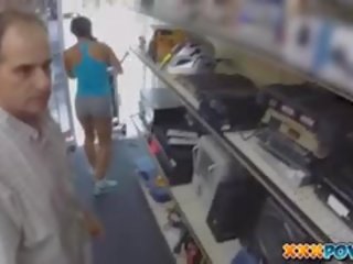 Muscular latina miúda fodido em penhor loja