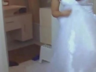 Момиче в тя сватба рокля прецака трудно