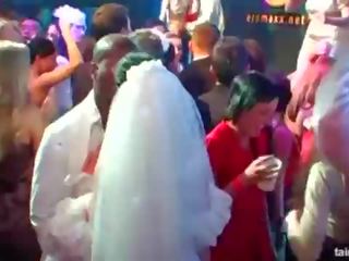 Υπέροχος καυλωμένος/η brides πιπιλίζουν μεγάλος στρόφιγγες σε δημόσιο