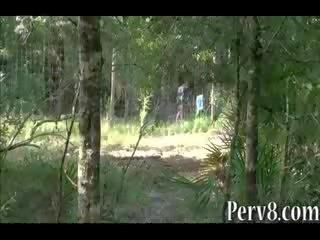 Arma shooting amator fata inpulit afară uşi în the pădure