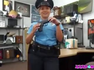 גברת משטרה ניסיונות ל hock שלה firearm