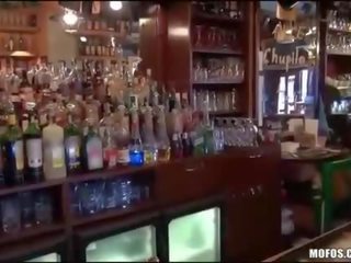 Barmaid agrees da dobili zajebal v ji bar