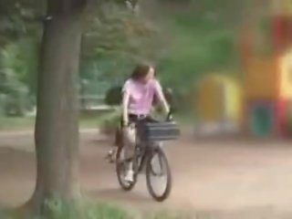 Japonské dievča masturbated zatiaľ čo jazdenie a specially modified sex bike!