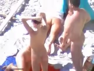 Sauļošanās pludmale sluts būt daži pusaudze grupa sekss jautrība