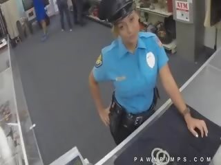 Skutočný policajt moonlights ako ho pre pešiak obchod