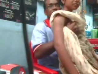 India desi gadis kacau oleh tetangga paman di dalam toko