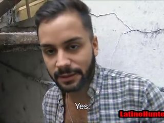 Bearded heterosexual latino como sin cortar pene