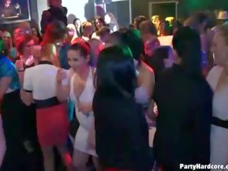 Berusad kåta flickor få filt upp vid en nattklubb disco