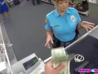 Policewoman y su firearm