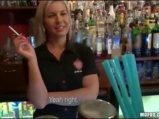 Barmaid zgadza do dostać pieprzony w jej bar