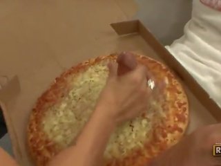 Crista isst ein riesig fleischig pizza