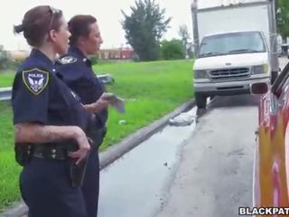 หญิง cops ดึง ทั่ว ดำ suspect และ ดูด ของเขา องคชาติ