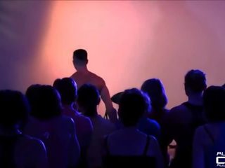 Franceze amatore vajzat ledhatim nga mashkull stripper onstage