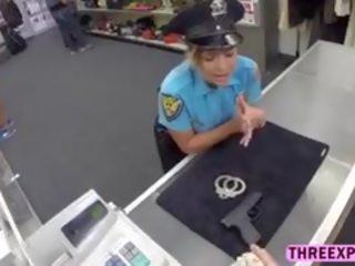 섹시한 경찰 여성 쇼 그녀의 완전한 몸