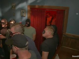 Zachytil gombík je bytia použitý v a bar plný na nadržané maskovaný muži