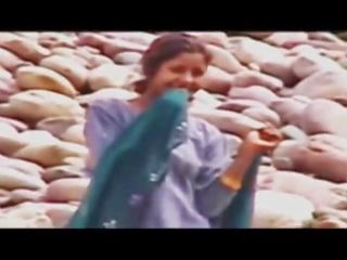 Indian femei imbaiere la râu nud ascuns camera vide
