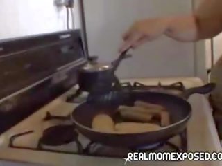 Милф секси cooking време!