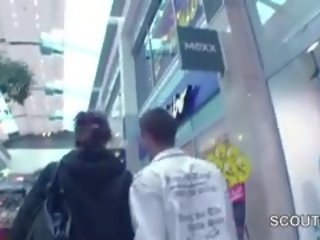 Joven checa adolescente follada en mall para dinero por 2 alemana chicos