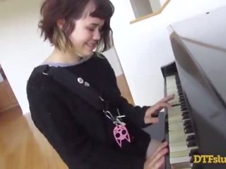 Yhivi movs av piano ferdigheter followed av røff xxx video og sæd løpet henne fjes! - featuring: yhivi / james deen