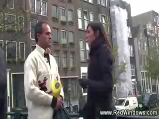 Con su guiar cachonda turista visitas un prostituta en amsterdam