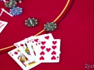 Pervs wins un morena hotties coño en póquer match