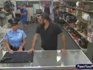 Krūtinga policija pareigūnas pawned jos twat užuot apie jos weapon