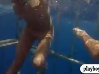 Сексуальна немовлята swam в shark клітка і snowboarding з оголеними грудьми