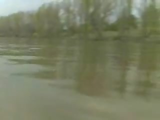 2 pechugona polaca niñas en la río